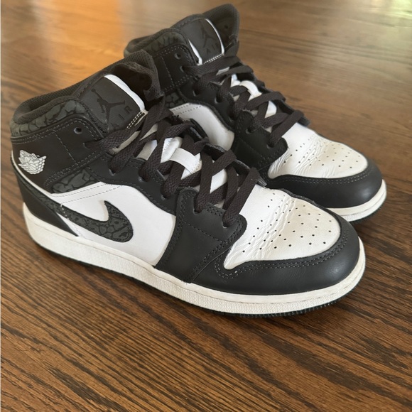 Nike - Jordan 1 Mid SE - Big Kids - Panda Elephant - Picture 3 of 9